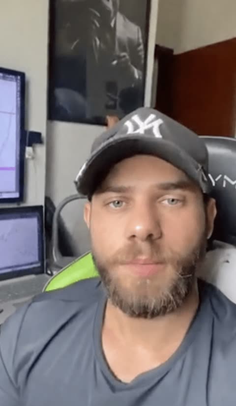 Membro da comunidade em seu setup de trading