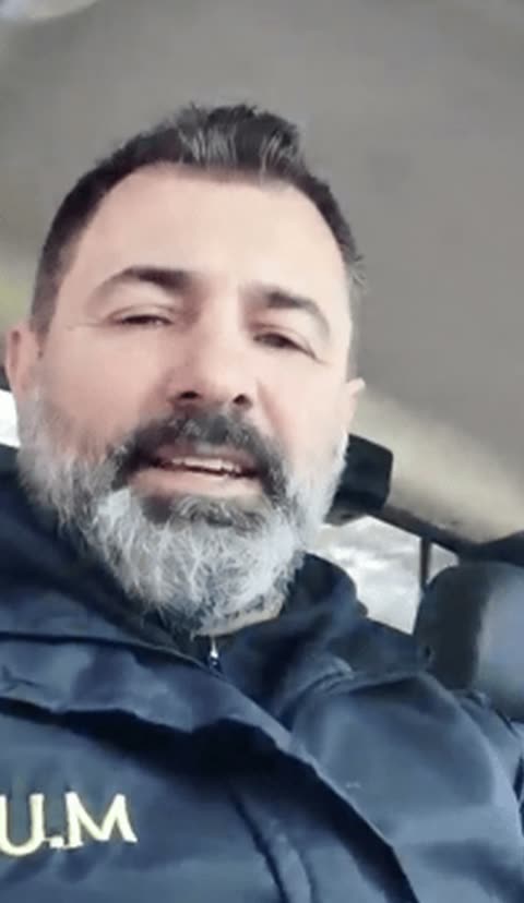 Membro da comunidade gravando depoimento