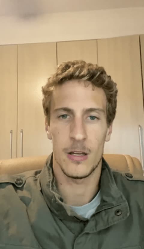 Membro da comunidade gravando depoimento