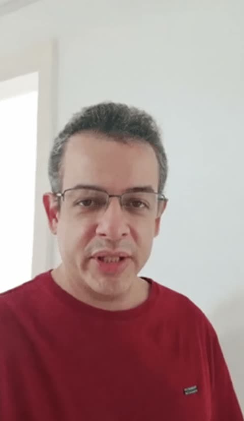 Membro da comunidade gravando depoimento